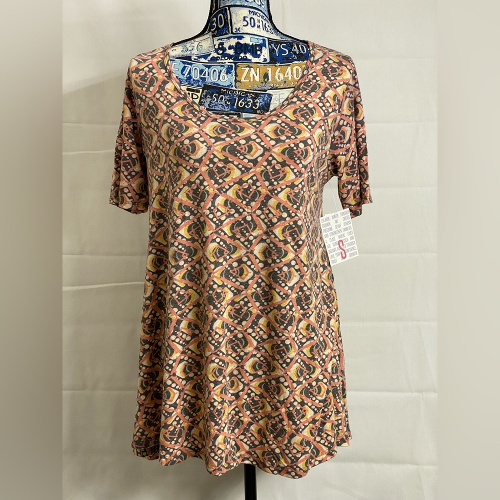 NWT Lularoe Sz S Perfect T short Length Sleeve Shirt Tee Open from side